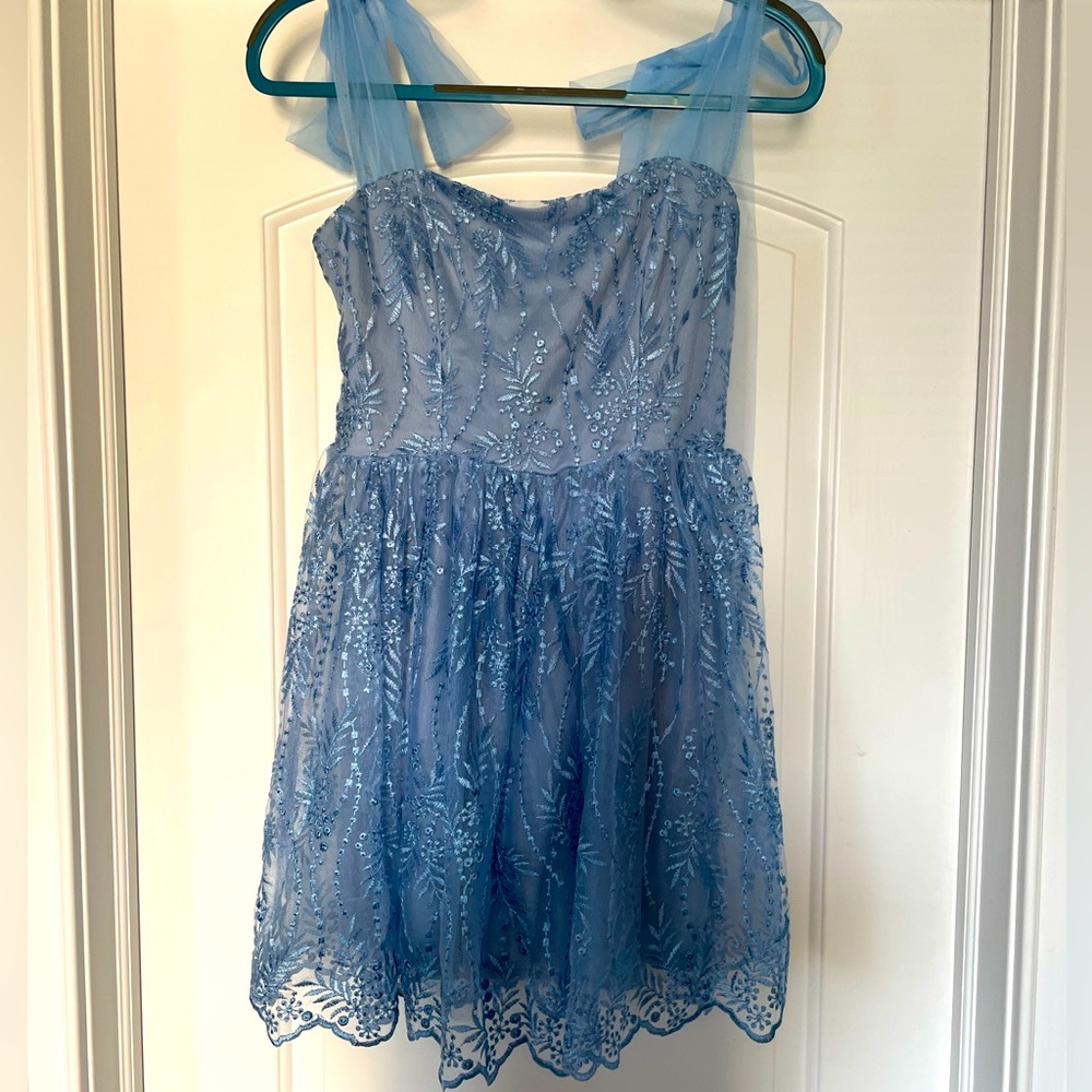 Blue party dress! Size small and reminds me of Elsa!